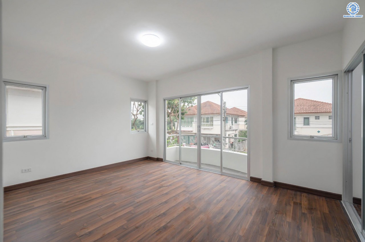 บ้านมือสองตกแต่งใหม่ โครงการ ศุภาลัยวิลล์ วงแหวน-รัตนาธิเบศร์ เนื้อที่กว้างกว่า 52 ตร.ว. ฟังก์ชัน 3 ห้องนอน 2 ห้องน้ำ 2 ที่จอดรถ ตอบโจทย์ทุกการเข้าอยู่ บนทำเลเดินทางสะดวก เชื่อมต่อถนนหลายเส้นทาง เพียง 15 นาทีก็ถึงรถไฟฟ้าสายสีม่วง "สถานีคลองบางไผ่" ใกล้ทางด่วน "กาญจนาภิเษก"